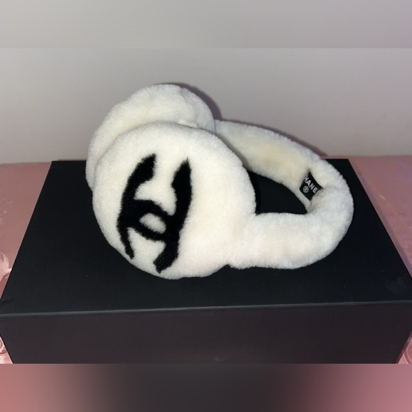 Chanel CC Fur earmuffs in white - Picture 4 of 9
